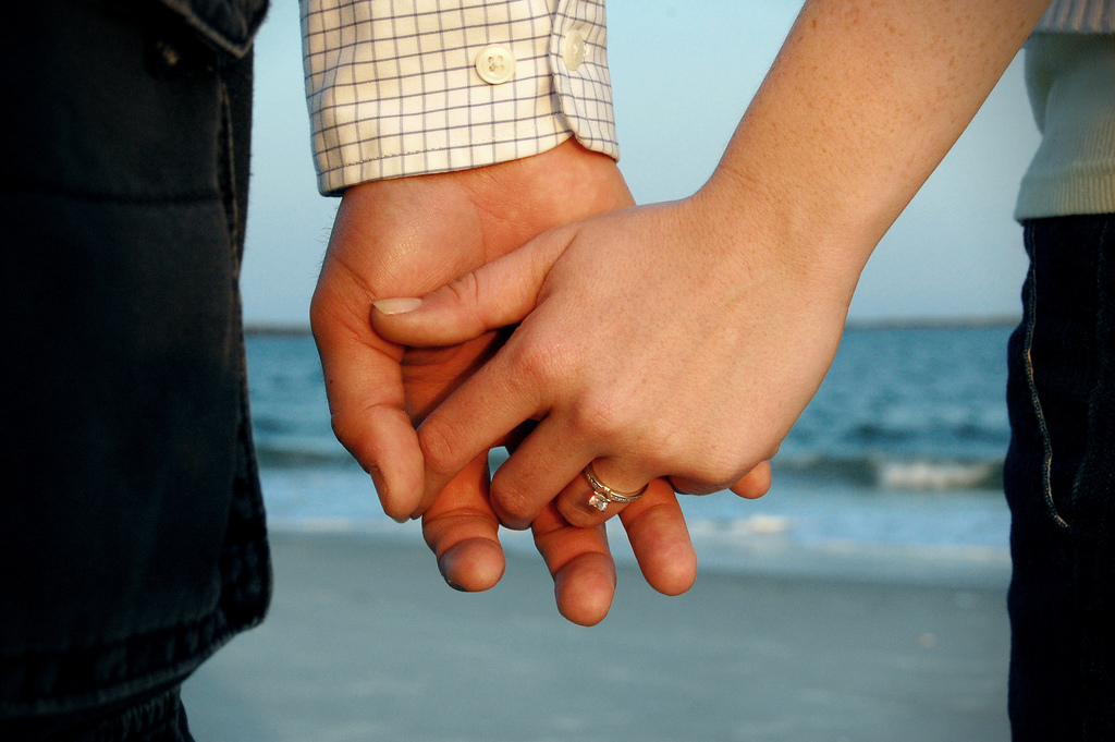 engagement photos, holding hands